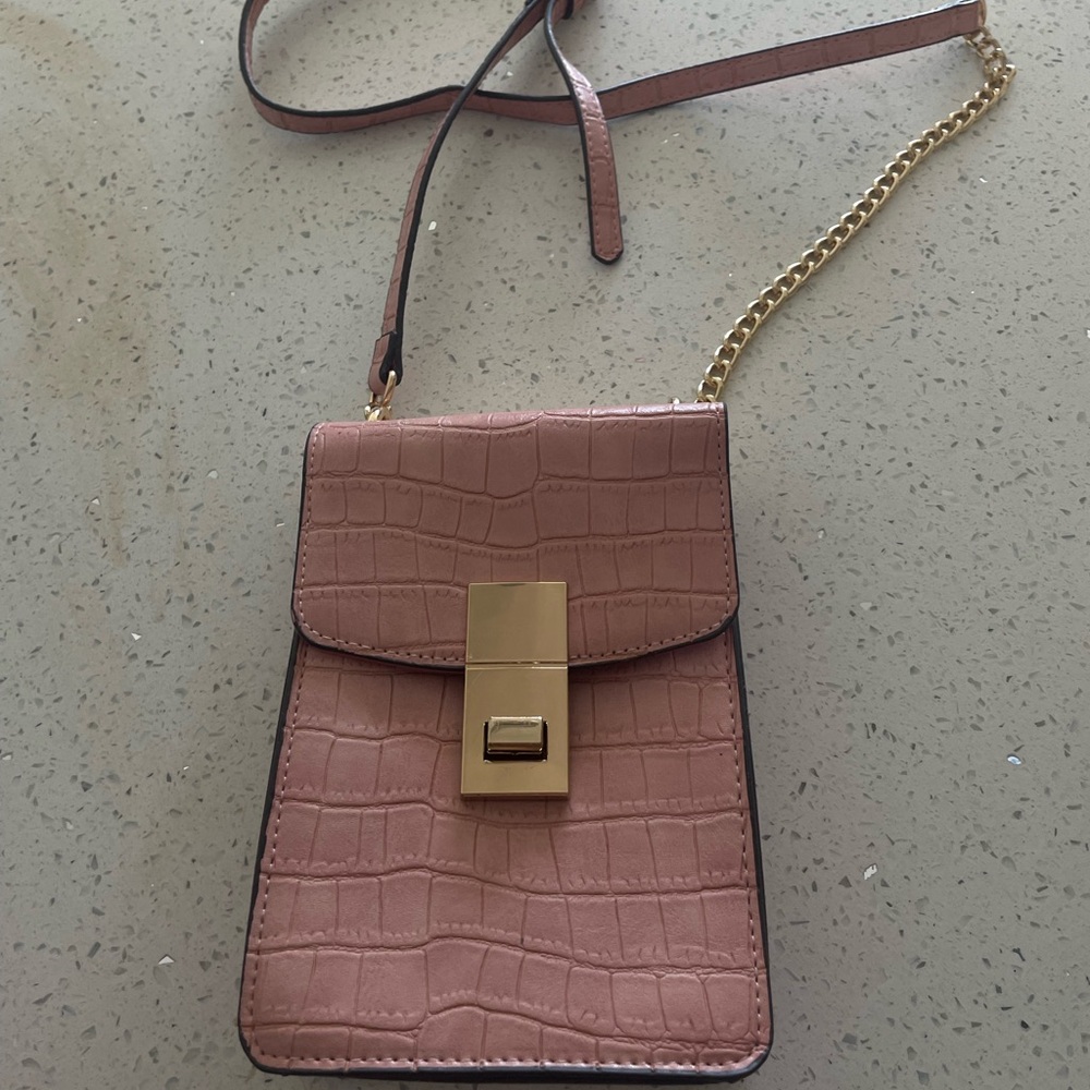 Pink crocodile print bag #pink #crocodileprint #crocodile #crocodilebag #purse